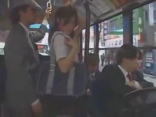 Azijietiškas paauglys medus apgraibytas į autobusas iki grupė