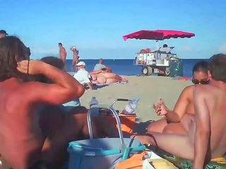 Mqmf golpes su suitor en desnuda playa por voyeurs