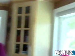 Propertysex - kacér bevállalós anyuka ingatlanügynök sets fel trágár otthon készült x névleges film -val ügyfél