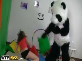 שדי שחרחורת ל יש לי x מדורג סרט וידאו עם ענק צעצוע panda