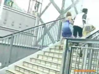 Aziýaly blow job onto the stairs
