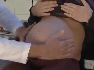 Schwangere inang kaakit-akit vom doktor gefickt
