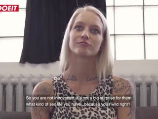 Letsdoeit - franceze tattooed stupendous blondie shpim i vështirë në the aktorët kolltuk