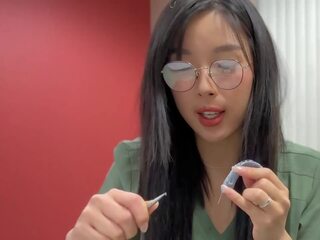 Pleasant asiatiskapojke medicin studenten i glasögon och naturlig fittor fucks henne handledare och blir creampied