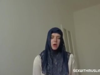Verklig estate ombud människa fucks charmig hijab kvinna