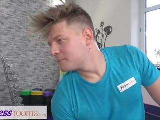 Fitness rom attractive sweaty unge gym skolejente med abs pov blowjob og knulling