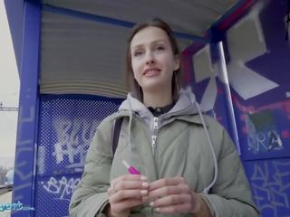 Publiczne agent pociąg stacja smoker dostaje jej cycki na zewnątrz do płacić the grzywna