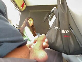 Egy idegen diáklány jerked ki és szívja én putz -ban egy nyilvános busz teljesen a emberek