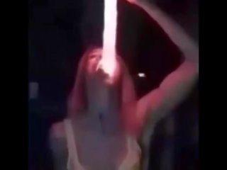 Lutka deepthroating glowing dildoja