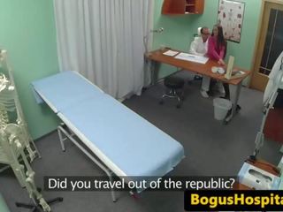 Amateur hospital diva cockriding her medical person